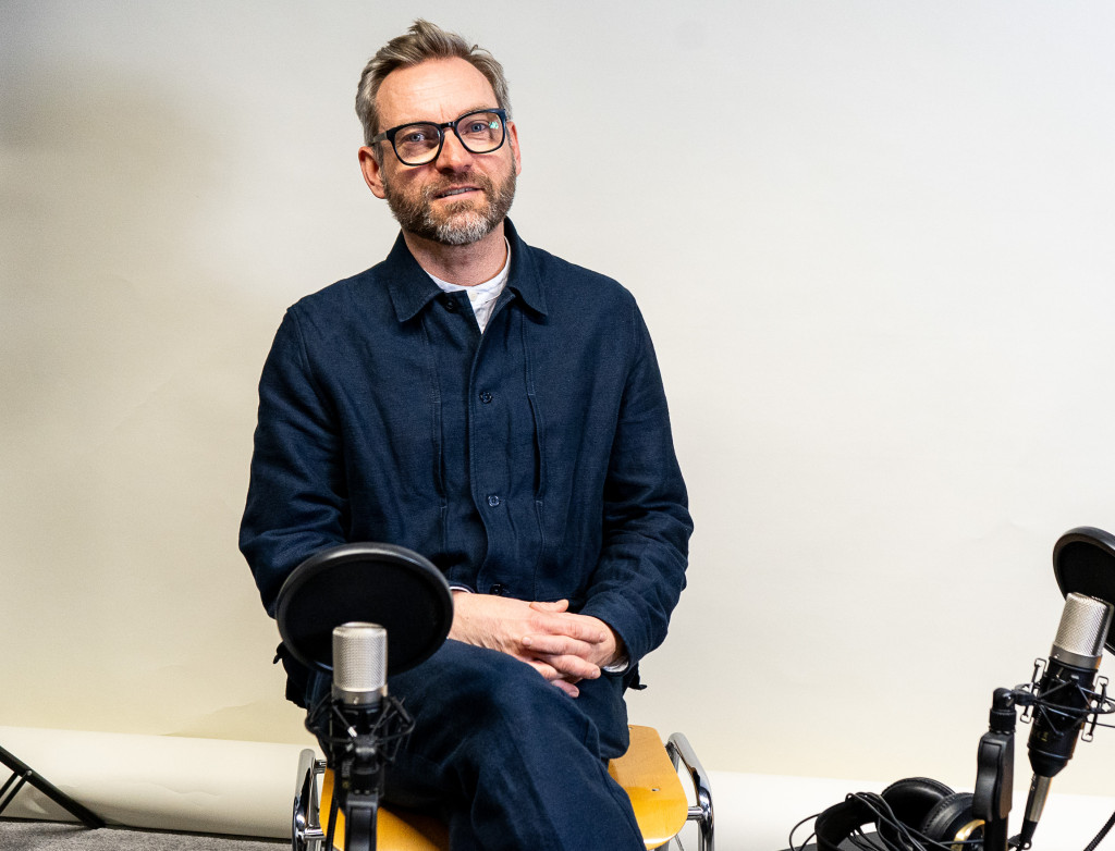 Ein Mann sitzt vor einem Mikrofon