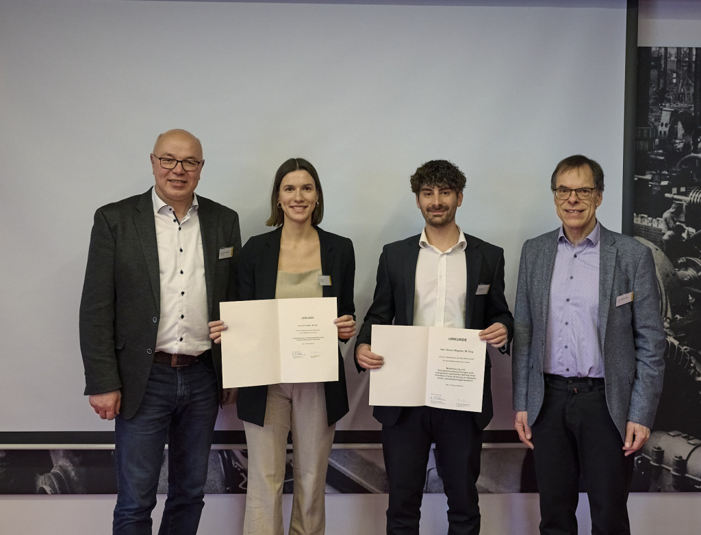 Vier Personen bei Urkunden-Verleihung des Baelz-Preises