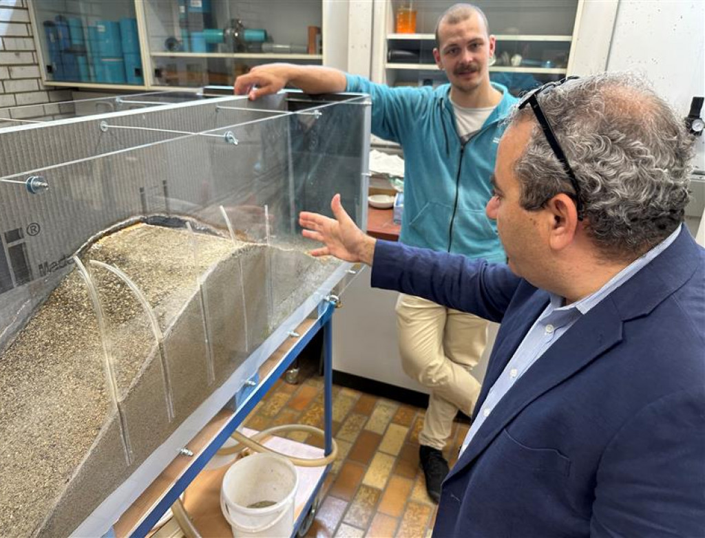 Zwei Männer im Wasserbaulabor