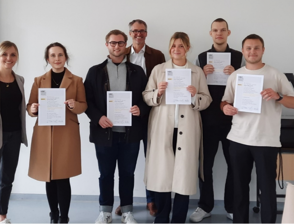 7 Personen mit Urkunden in der Hand