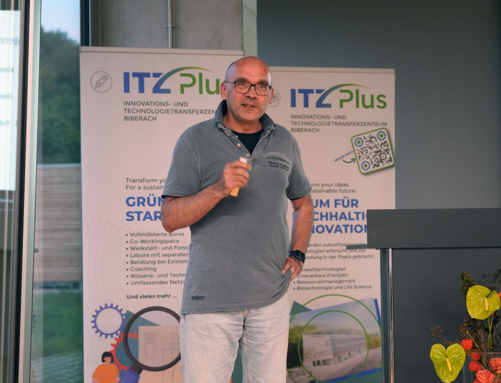 Mann mit Mikrofon hält Vortrag