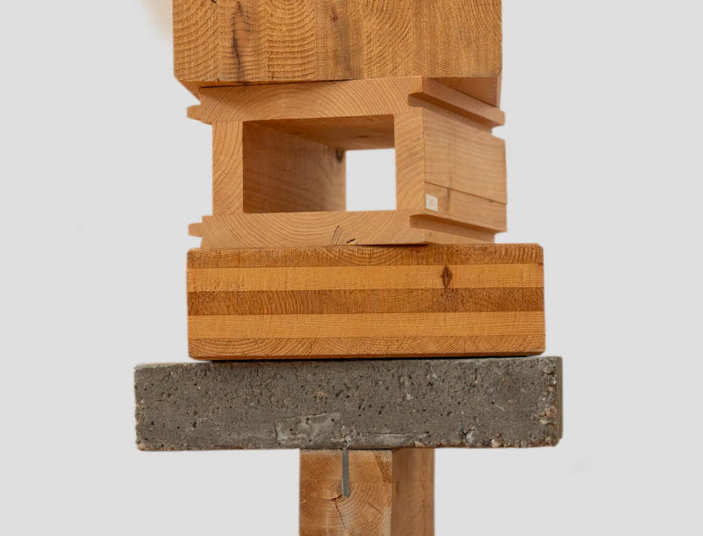 Ein Turm aus Holzstücken und Beton