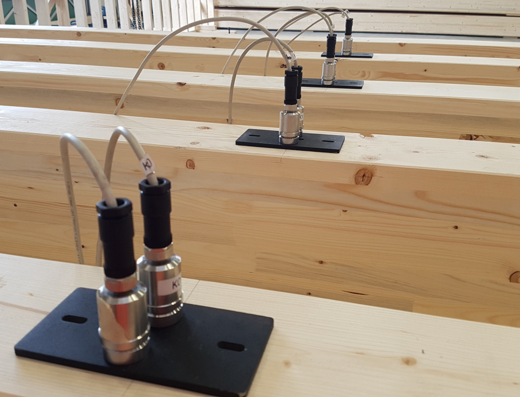 Holzbalken mit Schwingungsaufnehmer