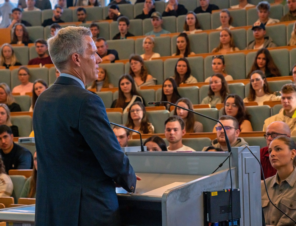 Professor hält Rede