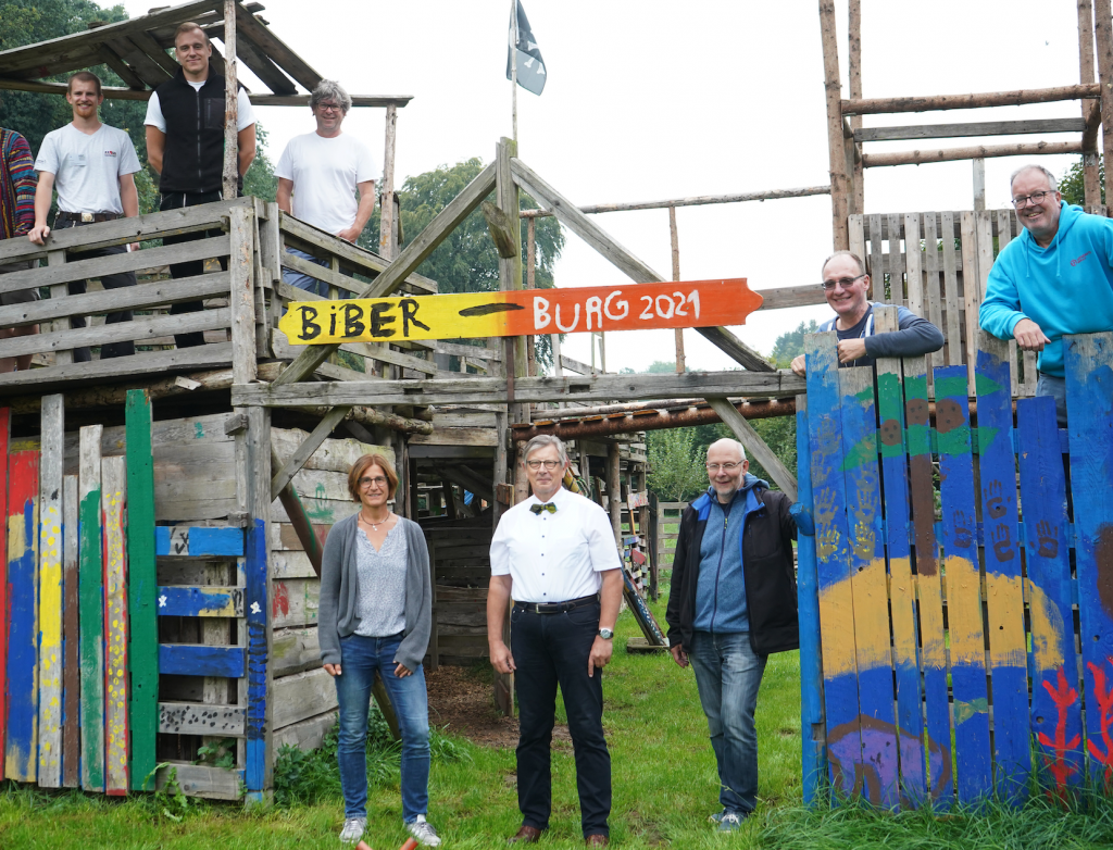 Acht Personen verteilt auf Kinderholzburg