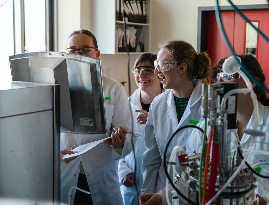 Studierende stehen im Labor