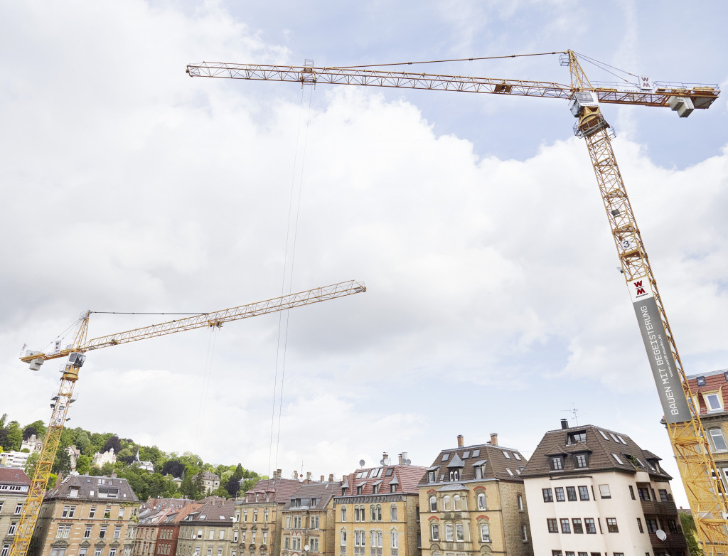 Gebäudereihe mit Kran