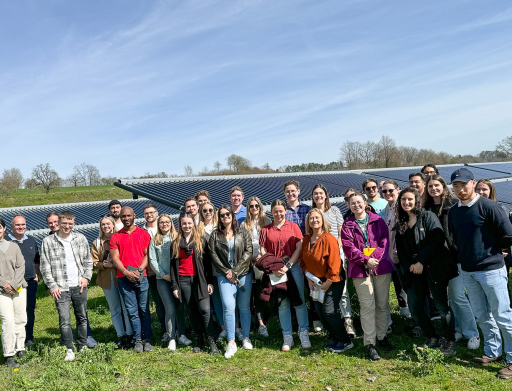 Große Gruppe steht in Energiepark