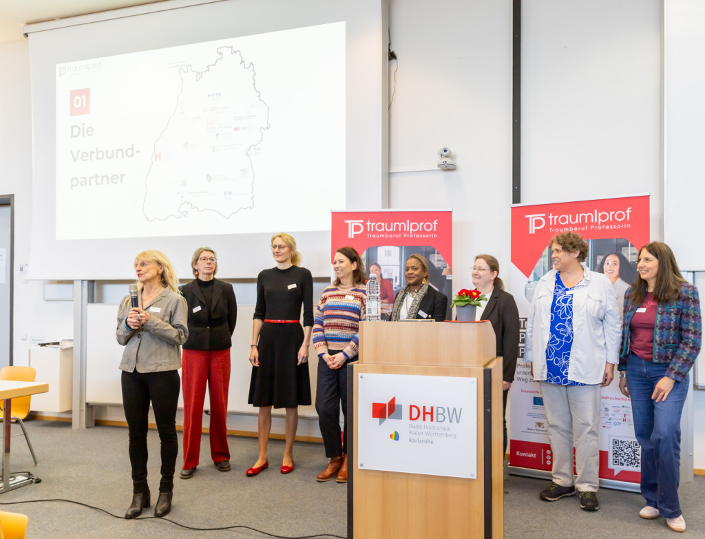 Viele Frauen stehen auf einem Podium