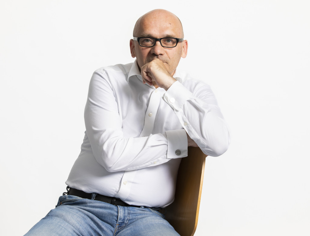 Professor sitzend auf Stuhl