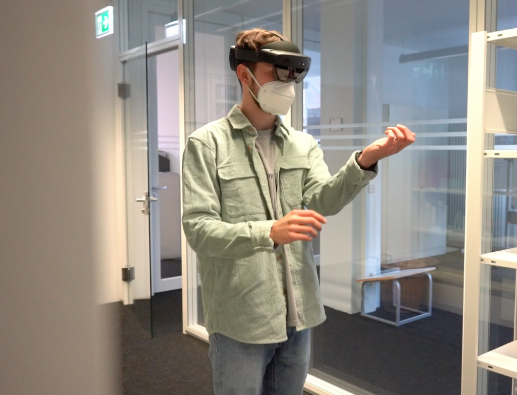 Junger Mann mit VR-Brille im Gebäude