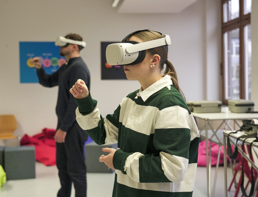 Eine Frau und ein Mann tragen eine VR Brille