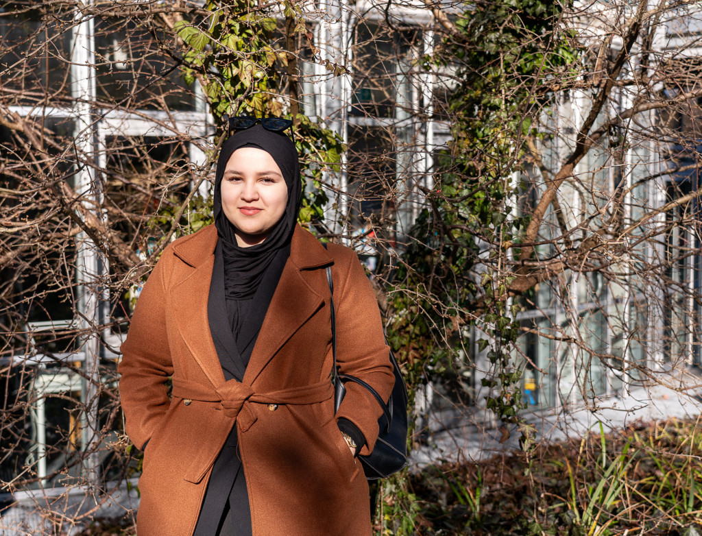 Studentin steht draußen