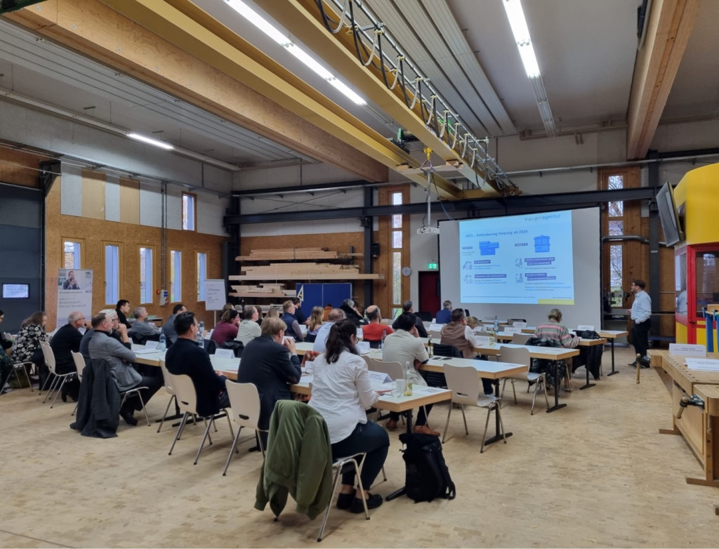 Viele Personen bei Vortrag