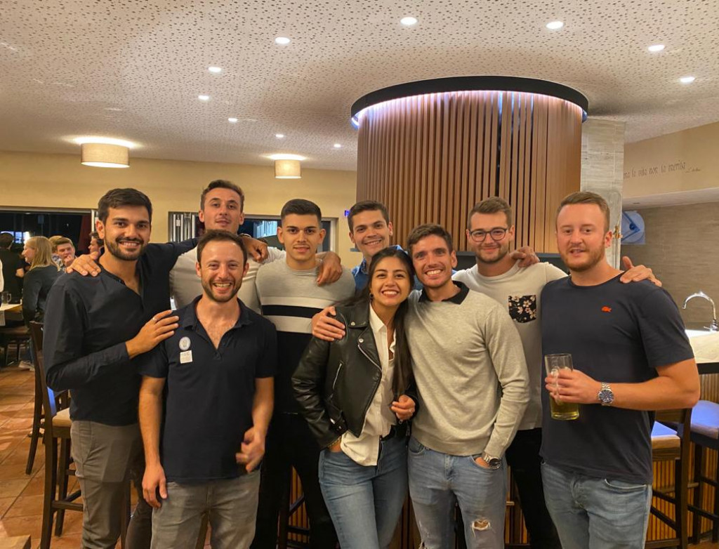 Gruppe junger Studierender