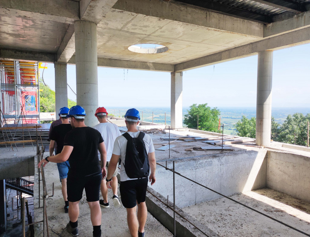 Menschen auf einer Baustelle mit Bauhelmen