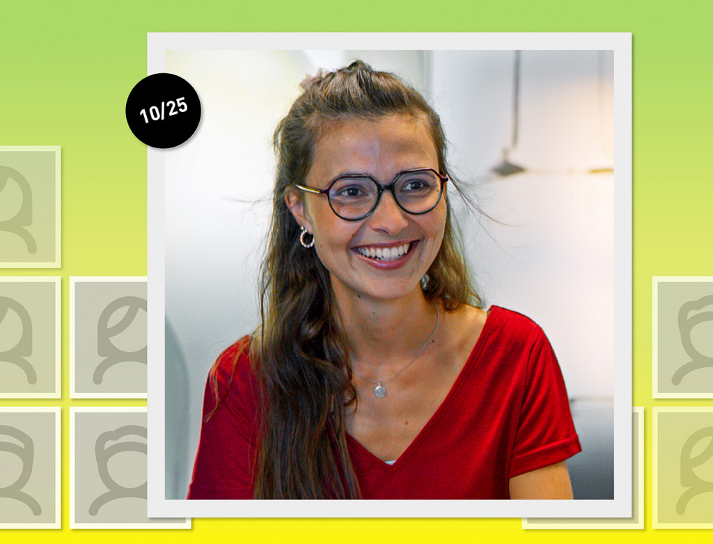 Frau im Porträt vor grün-gelbem Hintergrund