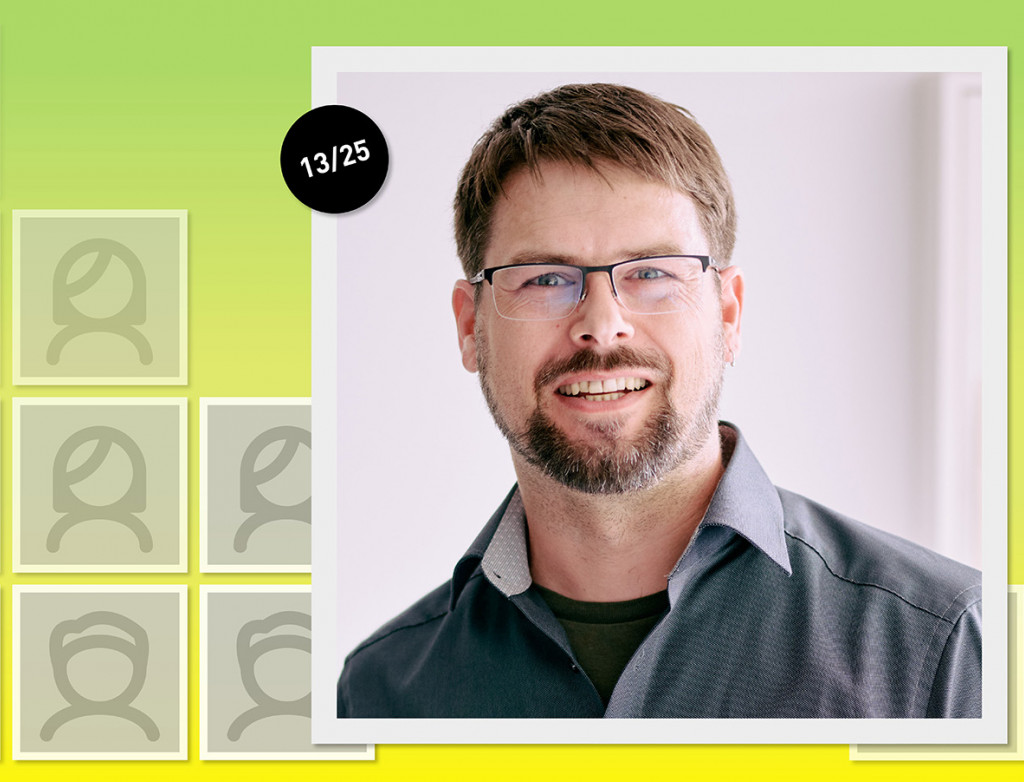 Mann im Porträt vor grün-gelbem Hintergrund