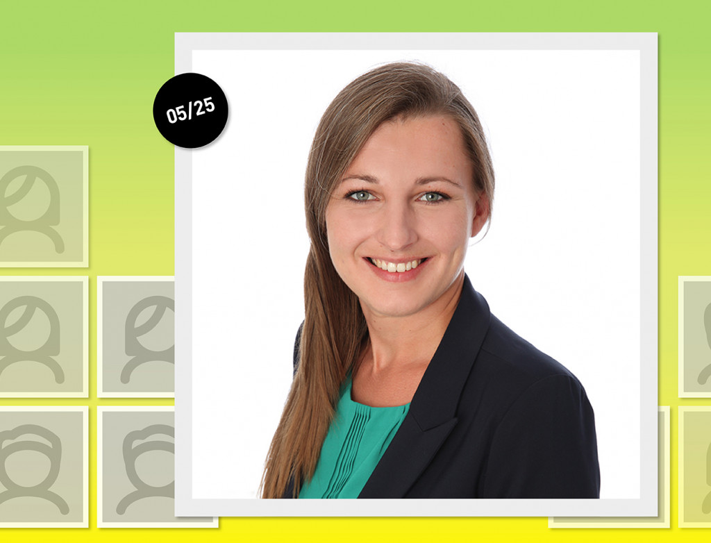 Frau im Porträt vor grün-gelbem Hintergrund