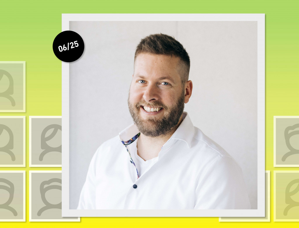 Mann im Porträt vor grün-gelbem Hintergrund mit grauen Kacheln