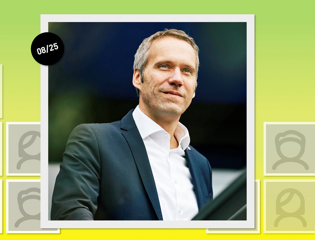 Mann im Porträt vor grün-gelbem Hintergrund