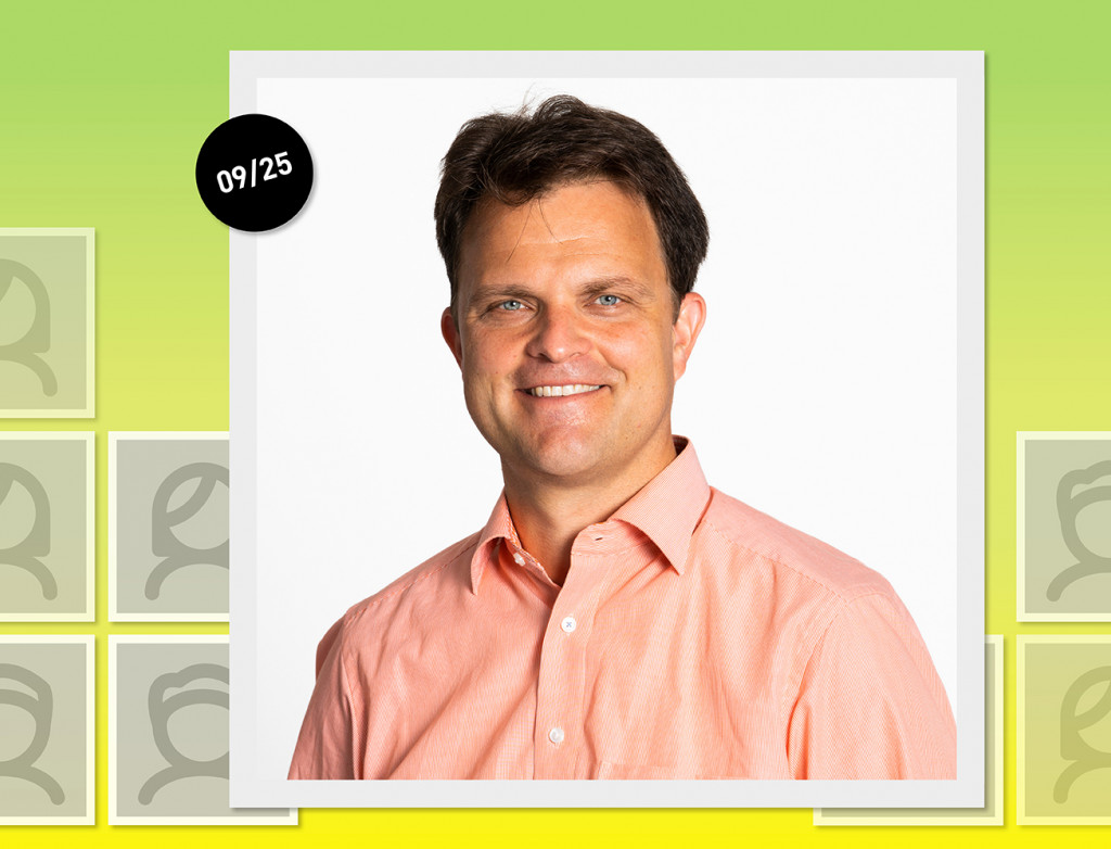 Mann im Porträt vor grün-gelbem Hintergrund