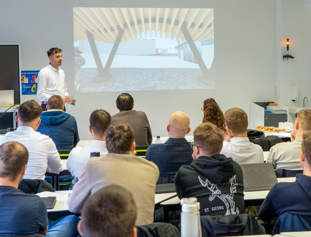 Studierender des Bau-Projektmanagement präsentiert seinen Entwurf im Plenum