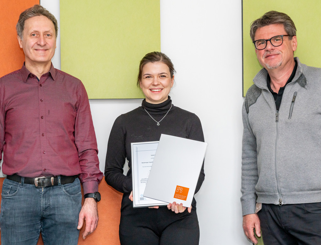 EI-Absolventin Lena Lisowski mit Betreuer und Unternehmensvertreter Boehringer Ingelheim