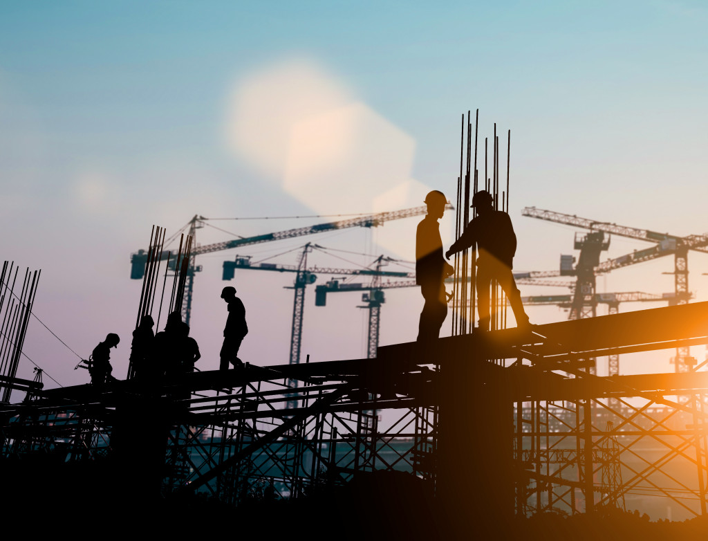 Arbeiter im Gespräch auf der Baustelle