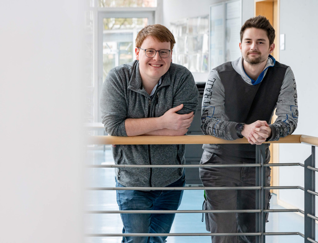 Die beiden Studierenden Julian Bott und Armin Bendel in den Räumlichkeiten des Studiengangs Energie-Ingenieurwesen