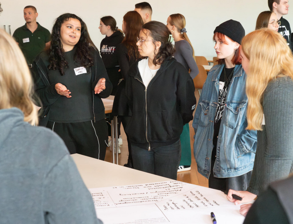 Schüler*innen diskutieren in der Gruppe zum Thema KI