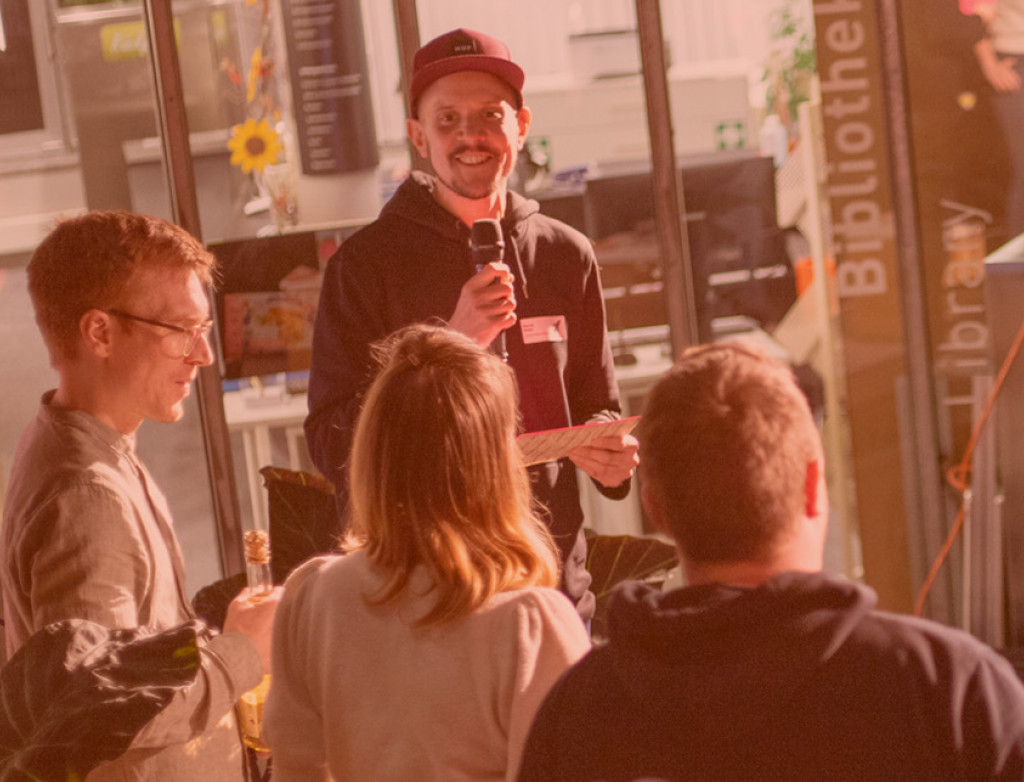 Menschen stehen und reden