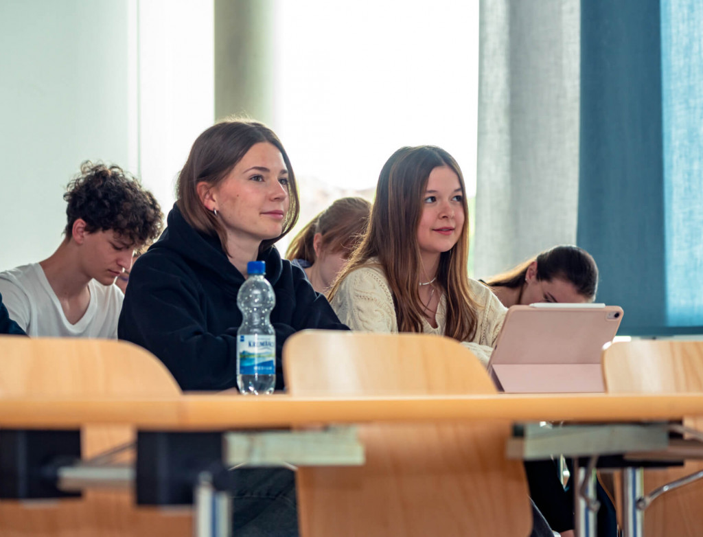 Zwei Schülerinnen sitzen im Hörsaal