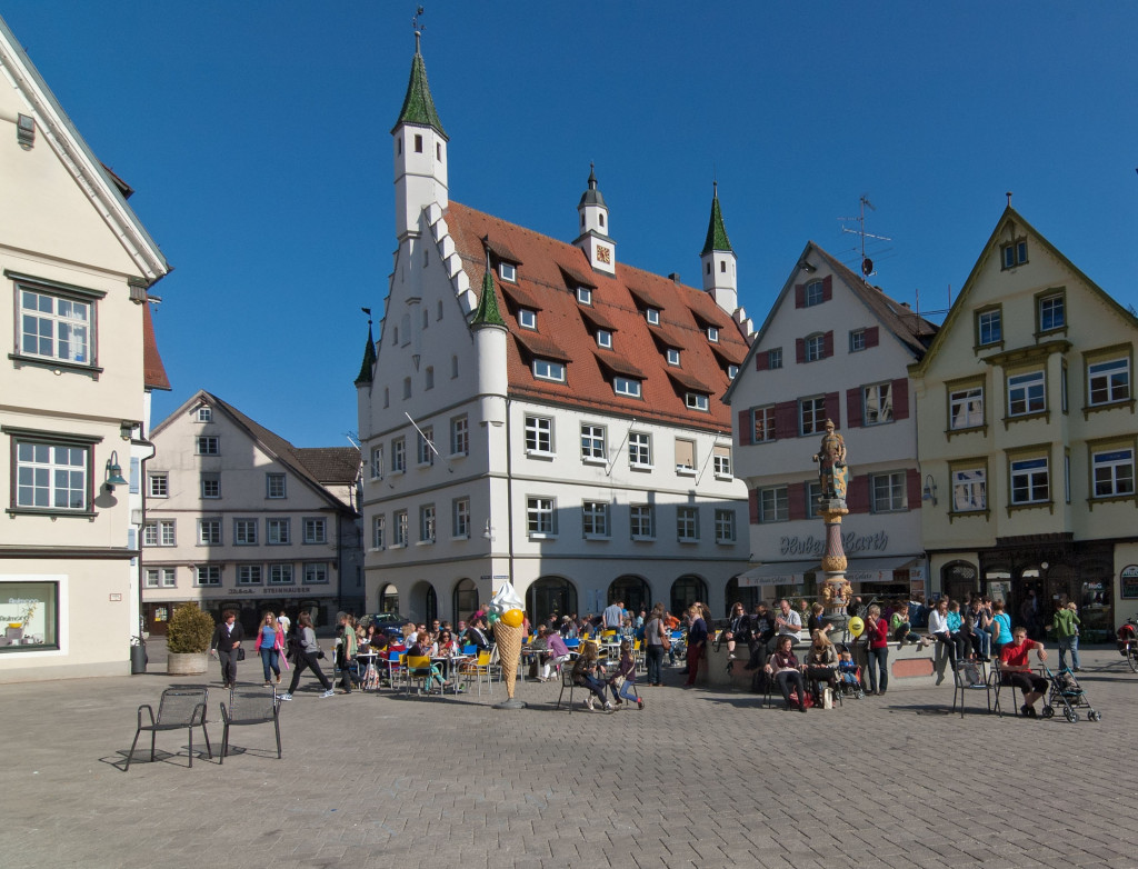 Marktplatz der Stadt Biberach im Sommer