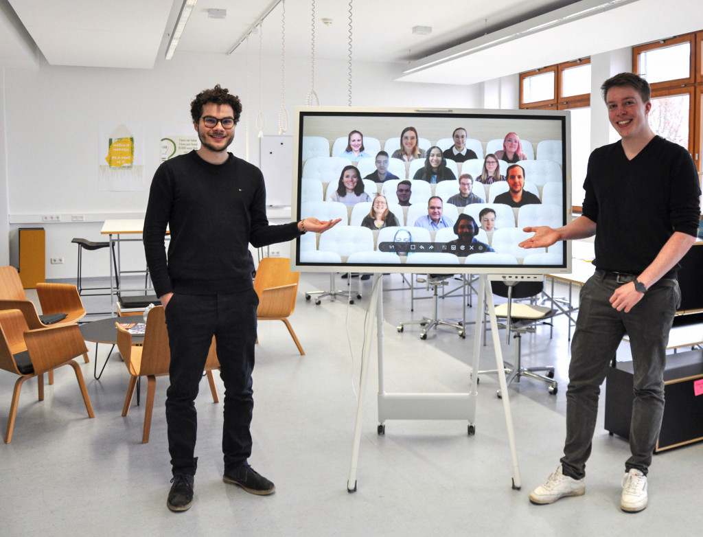 Zwei Studenten vor einem Whiteboard