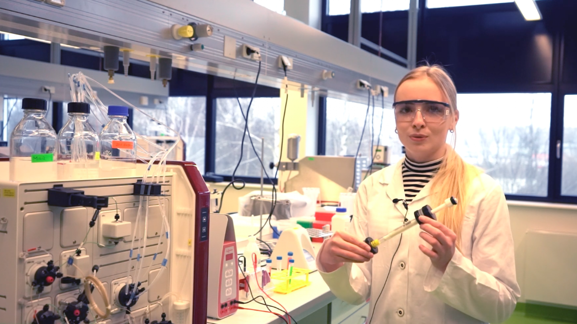 Frau im Labor mit Chromatographiesäule