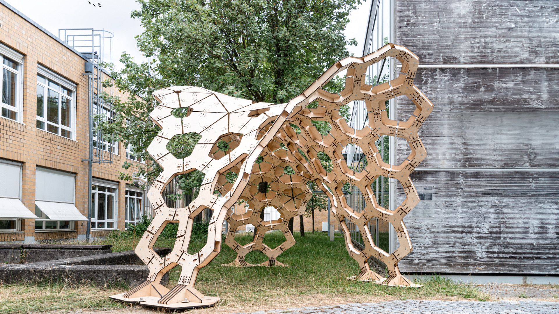 Pavillon aus zusammengesteckten Holzelementen