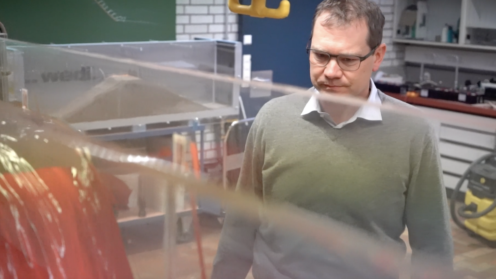 Mann im Wasserkraftlabor