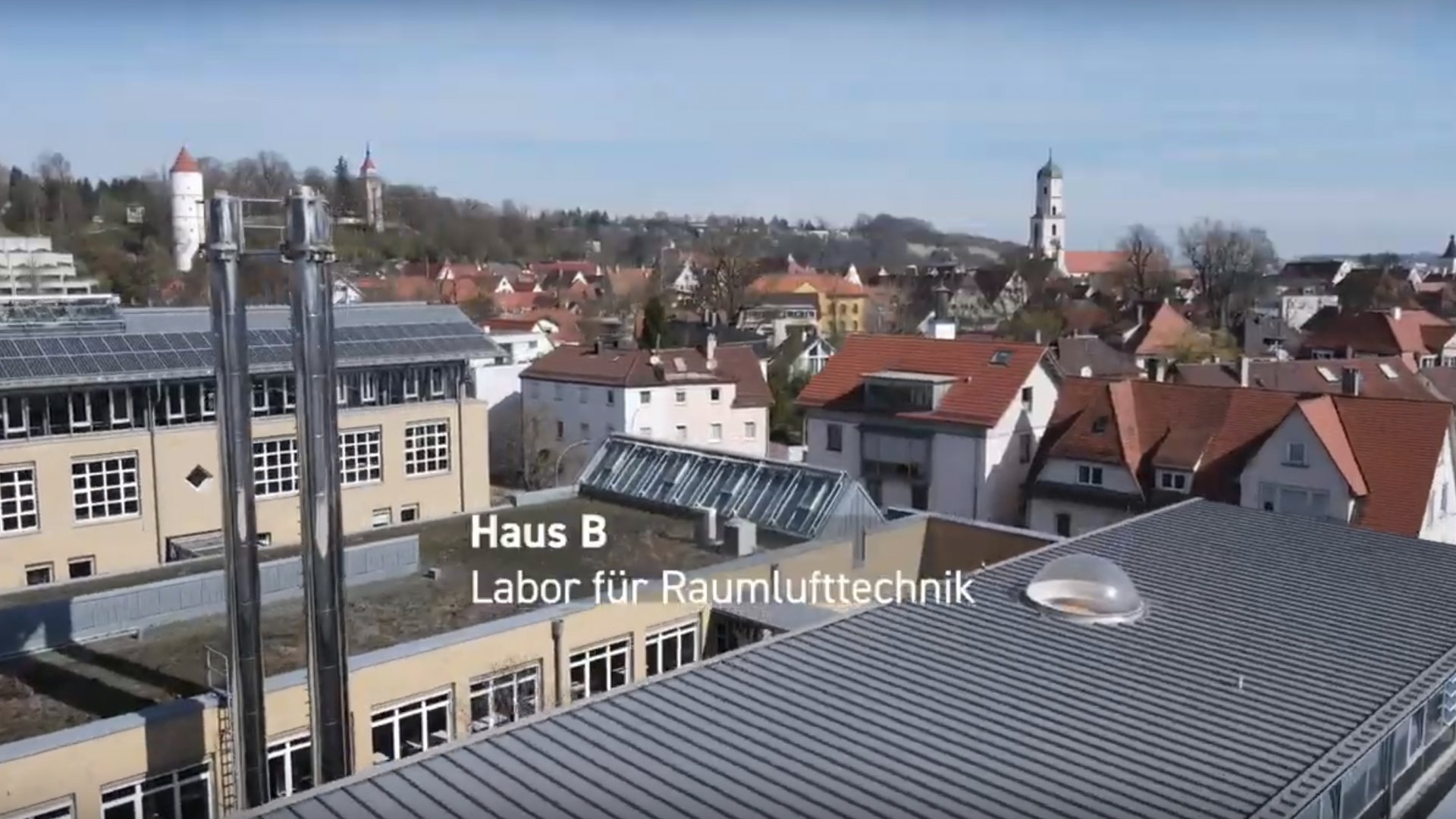 Drohnenflug über Campus Stadt der Hochschule Biberach mit Blick auf Energie-Labore