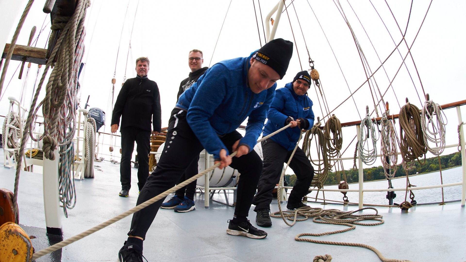 Menschen beim Segeln